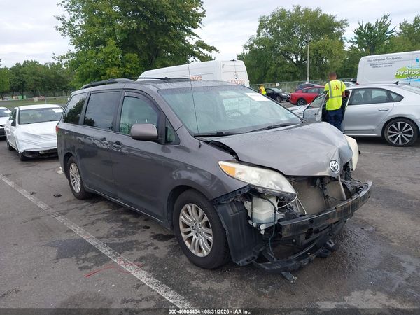2014 TOYOTA SIENNA XLE V6 8 PASSENGER — I1