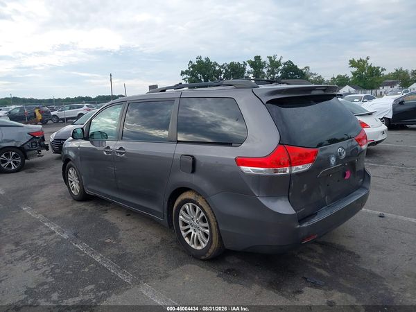 2014 TOYOTA SIENNA XLE V6 8 PASSENGER — I3