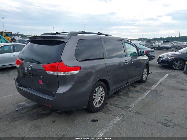 2014 TOYOTA SIENNA XLE V6 8 PASSENGER — I4