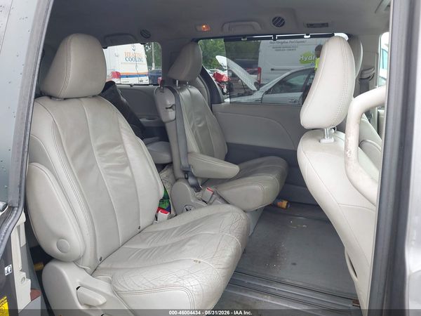 2014 TOYOTA SIENNA XLE V6 8 PASSENGER — I8