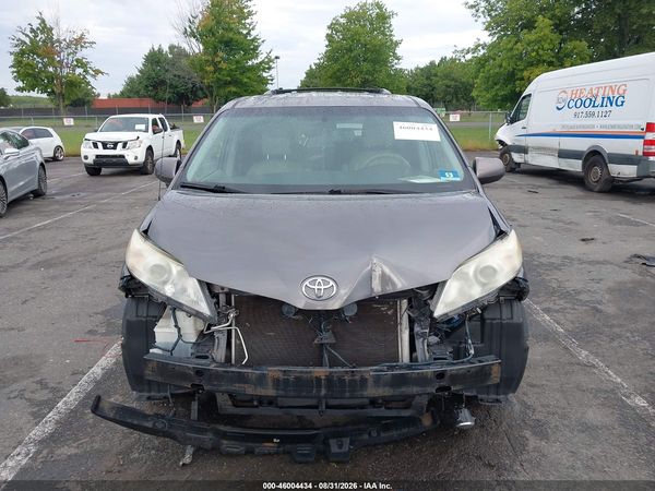 2014 TOYOTA SIENNA XLE V6 8 PASSENGER — I115