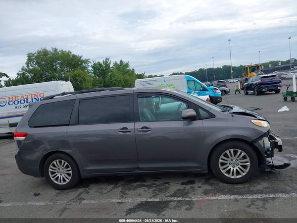 2014 TOYOTA SIENNA XLE V6 8 PASSENGER — I116