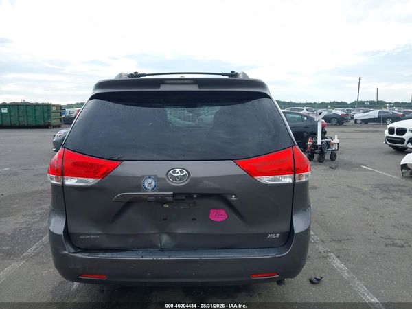 2014 TOYOTA SIENNA XLE V6 8 PASSENGER — I119