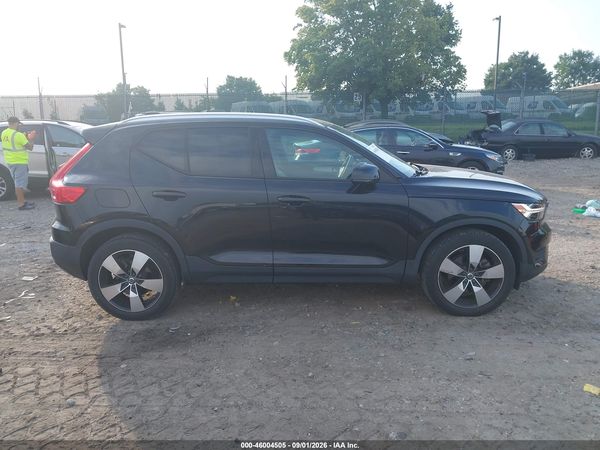 2020 VOLVO XC40 T5 MOMENTUM