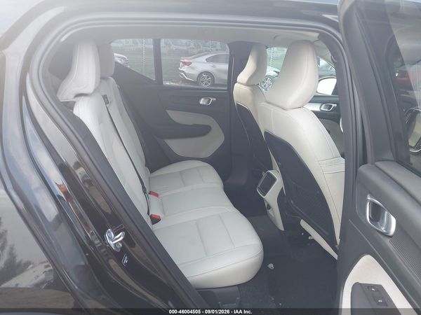 2020 VOLVO XC40 T5 MOMENTUM