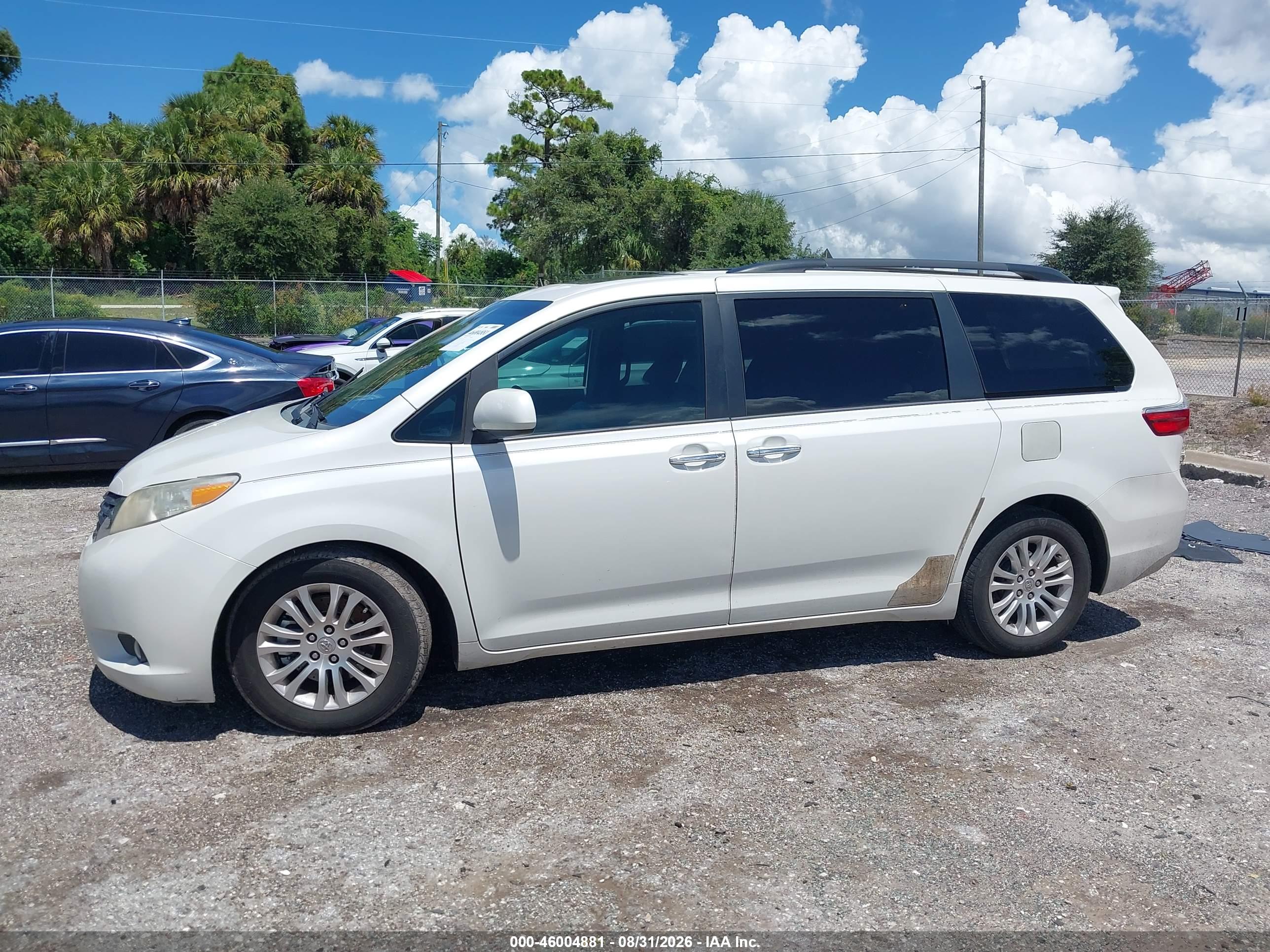 2015 TOYOTA SIENNA XLE 8 PASSENGER