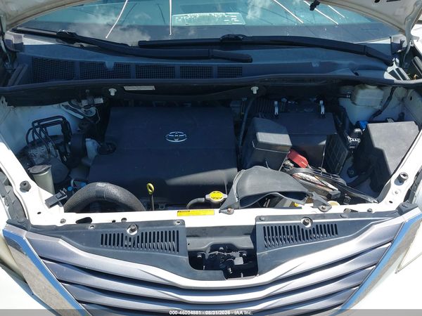 2015 TOYOTA SIENNA XLE 8 PASSENGER