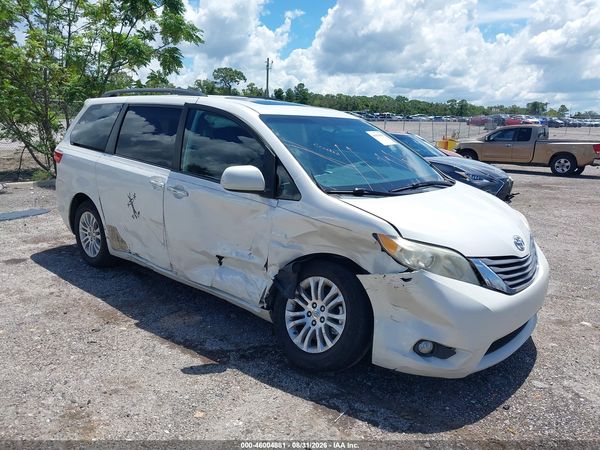 2015 TOYOTA SIENNA XLE 8 PASSENGER