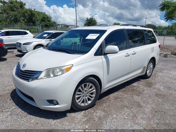 2015 TOYOTA SIENNA XLE 8 PASSENGER