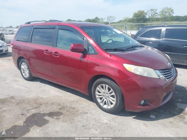 2013 TOYOTA SIENNA XLE V6 8 PASSENGER — I1