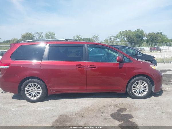 2013 TOYOTA SIENNA XLE V6 8 PASSENGER — I116