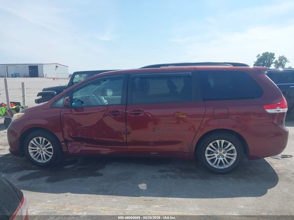 2013 TOYOTA SIENNA XLE V6 8 PASSENGER — I117