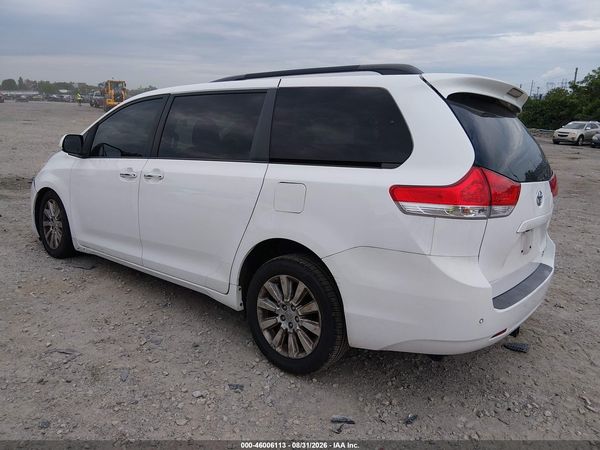 2014 TOYOTA SIENNA XLE 7 PASSENGER — I3