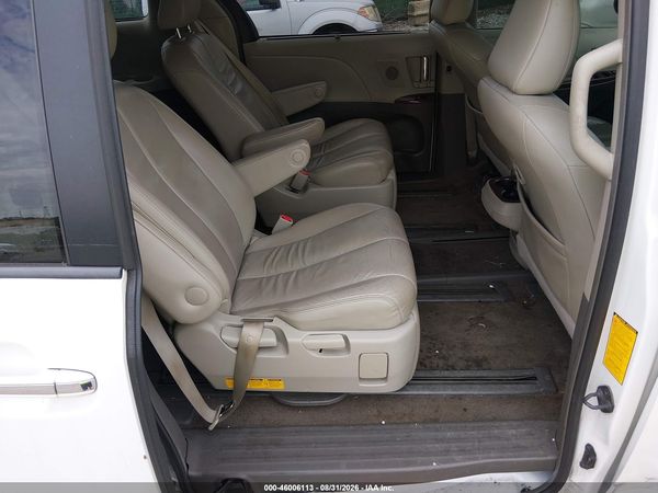 2014 TOYOTA SIENNA XLE 7 PASSENGER — I8