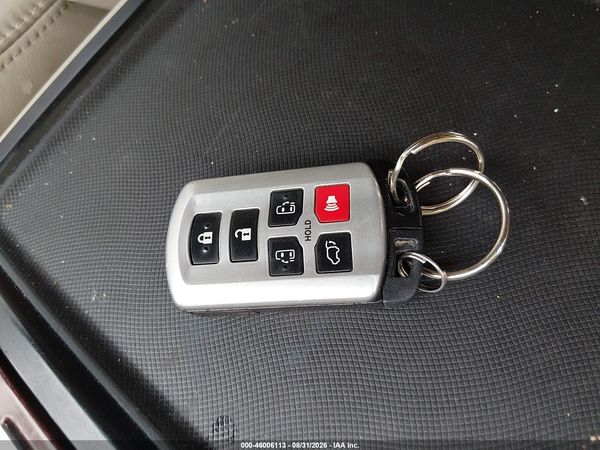 2014 TOYOTA SIENNA XLE 7 PASSENGER — I11