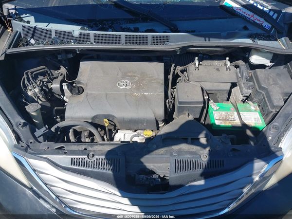 2014 TOYOTA SIENNA XLE V6 8 PASSENGER