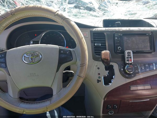 2014 TOYOTA SIENNA XLE V6 8 PASSENGER