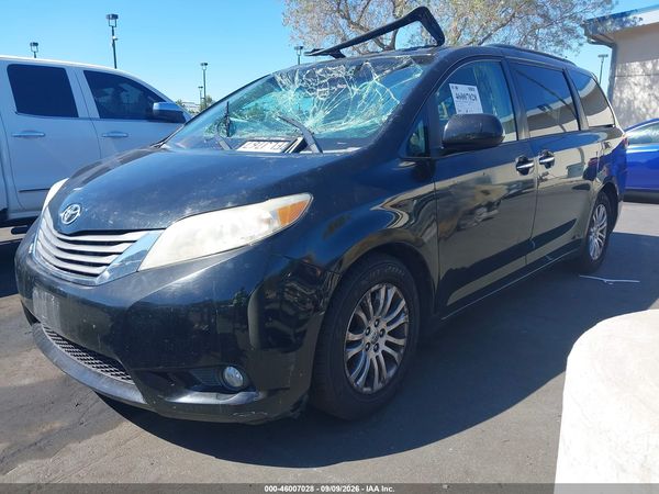 2014 TOYOTA SIENNA XLE V6 8 PASSENGER