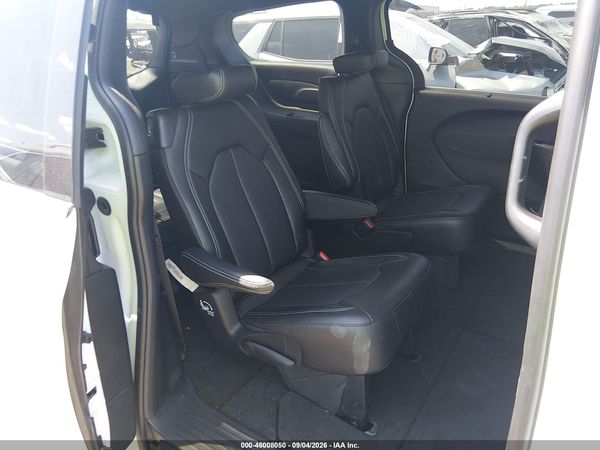 2027 CHRYSLER PACIFICA Select — I8