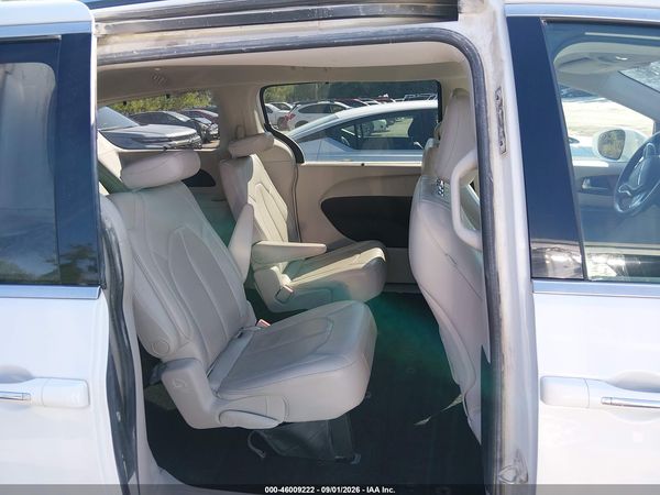 2018 CHRYSLER PACIFICA TOURING L — I8