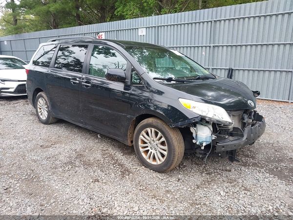 2015 TOYOTA SIENNA XLE PREMIUM 8 PASSENGER — I1