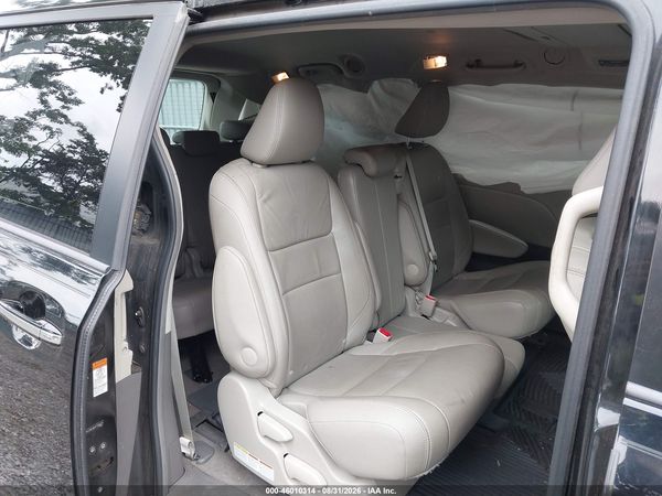 2015 TOYOTA SIENNA XLE PREMIUM 8 PASSENGER — I8