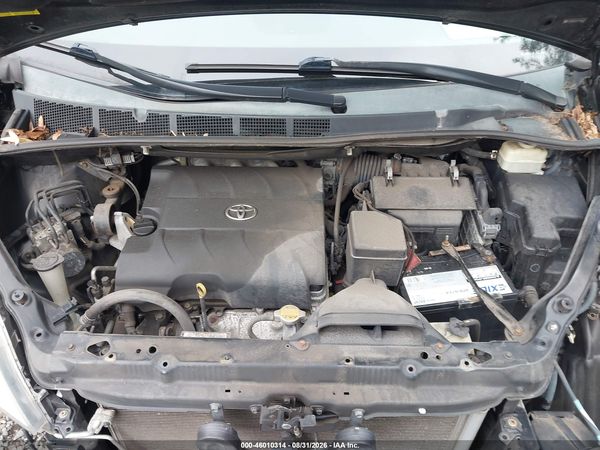 2015 TOYOTA SIENNA XLE PREMIUM 8 PASSENGER — I10