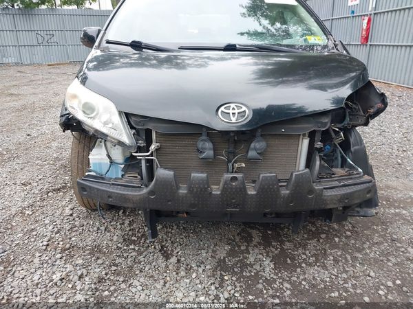 2015 TOYOTA SIENNA XLE PREMIUM 8 PASSENGER — I152