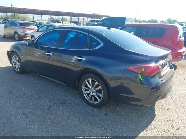 2017 INFINITI Q70 3.7 — I3