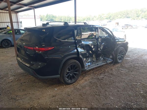 2022 TOYOTA HIGHLANDER XLE — I4