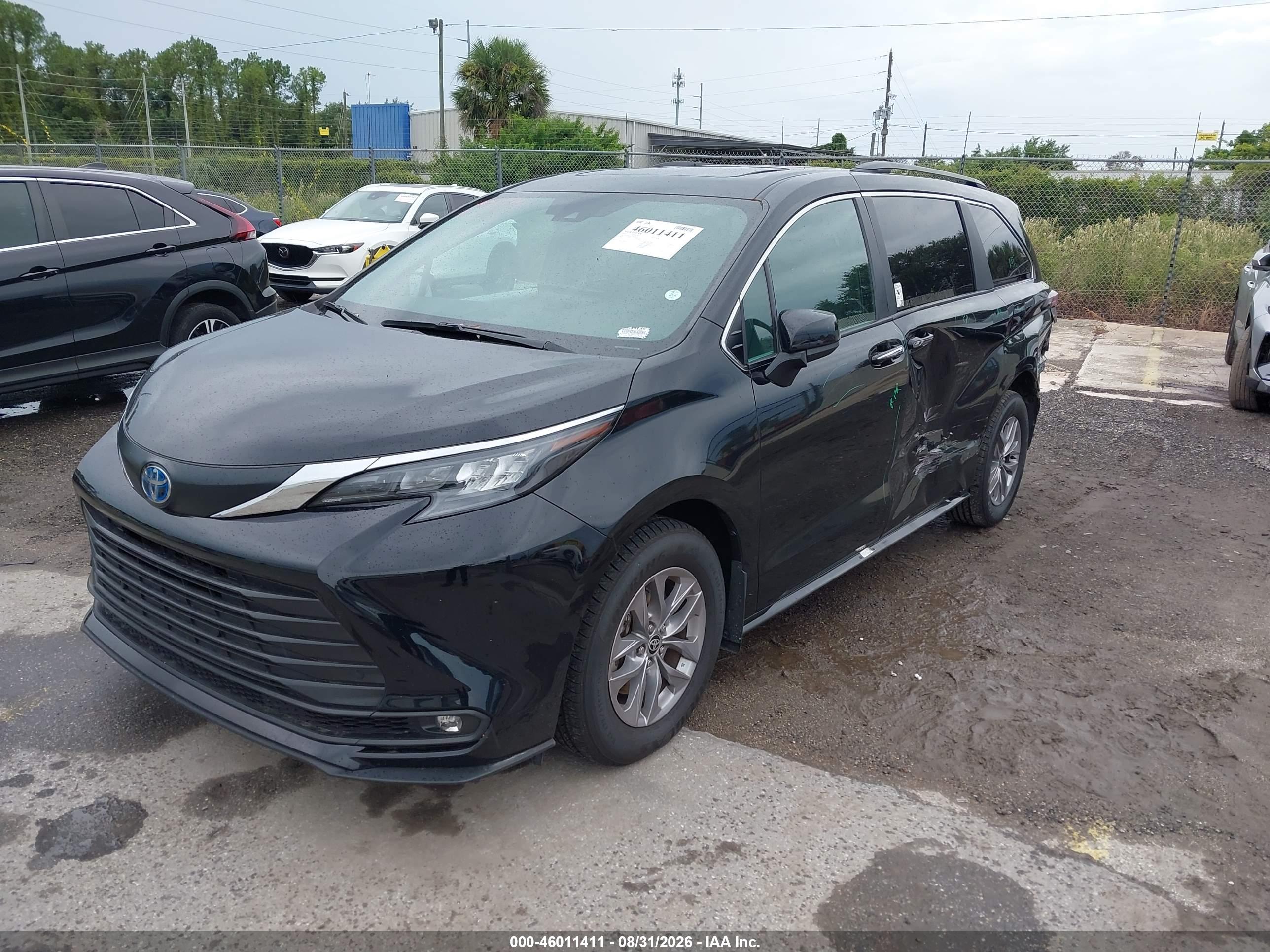 2025 TOYOTA SIENNA XLE — I2