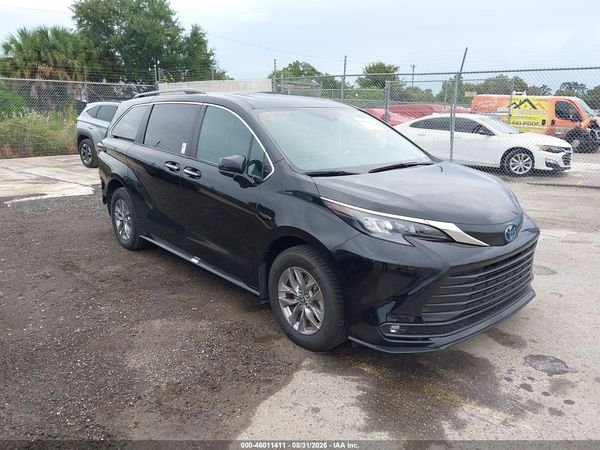 2025 TOYOTA SIENNA XLE — I1