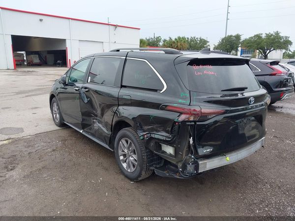 2025 TOYOTA SIENNA XLE — I3