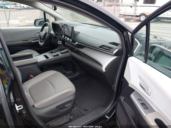 2025 TOYOTA SIENNA XLE — I5
