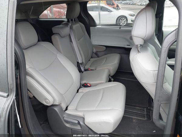2025 TOYOTA SIENNA XLE — I8