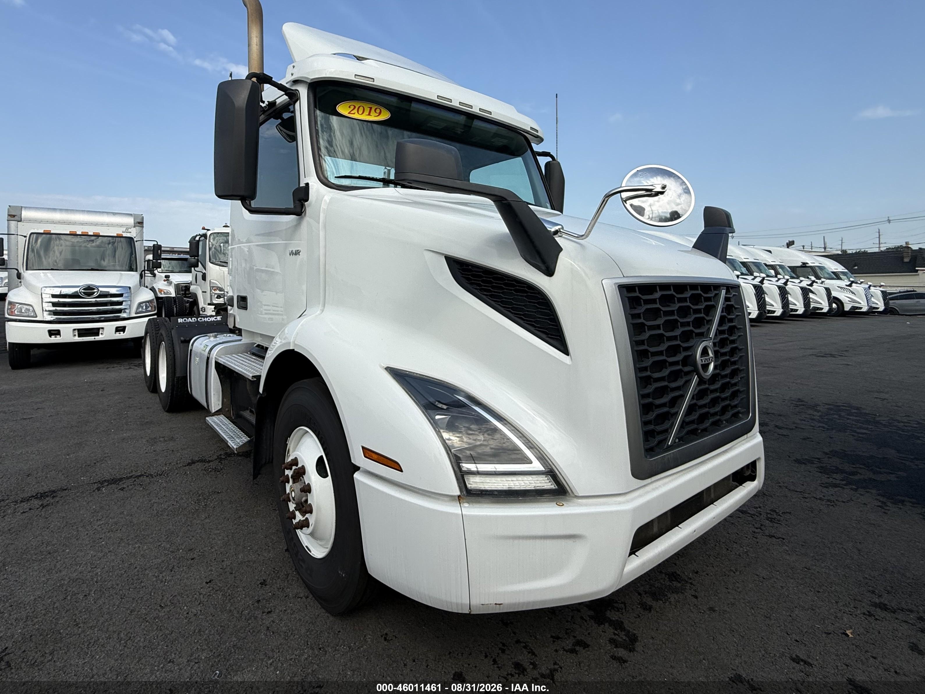 2019 VOLVO VNR64T