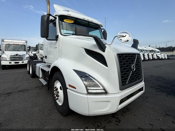 2019 VOLVO VNR64T