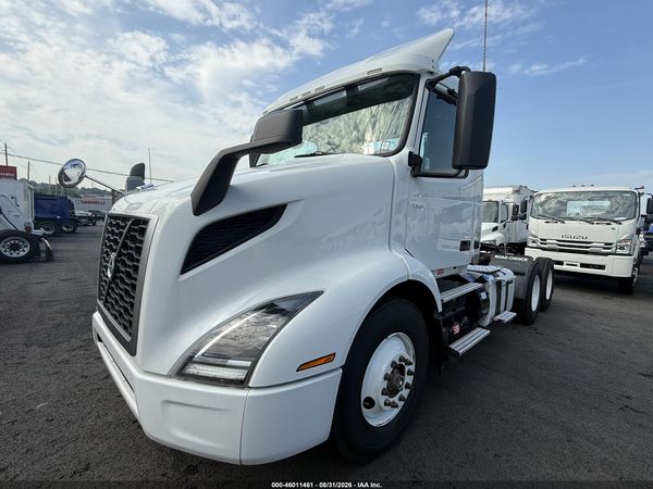 2019 VOLVO VNR64T