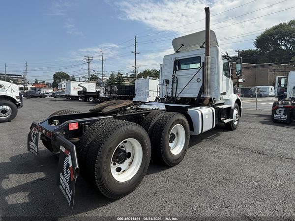 2019 VOLVO VNR64T
