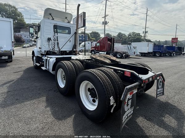 2019 VOLVO VNR64T