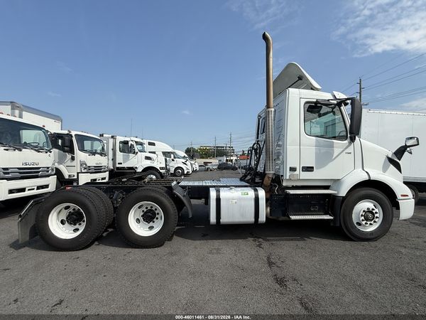 2019 VOLVO VNR64T