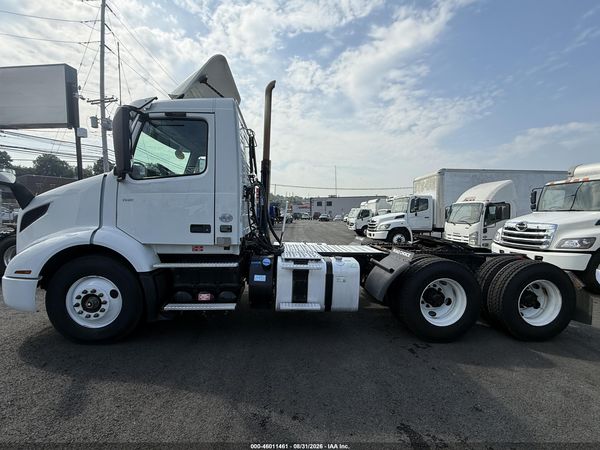 2019 VOLVO VNR64T