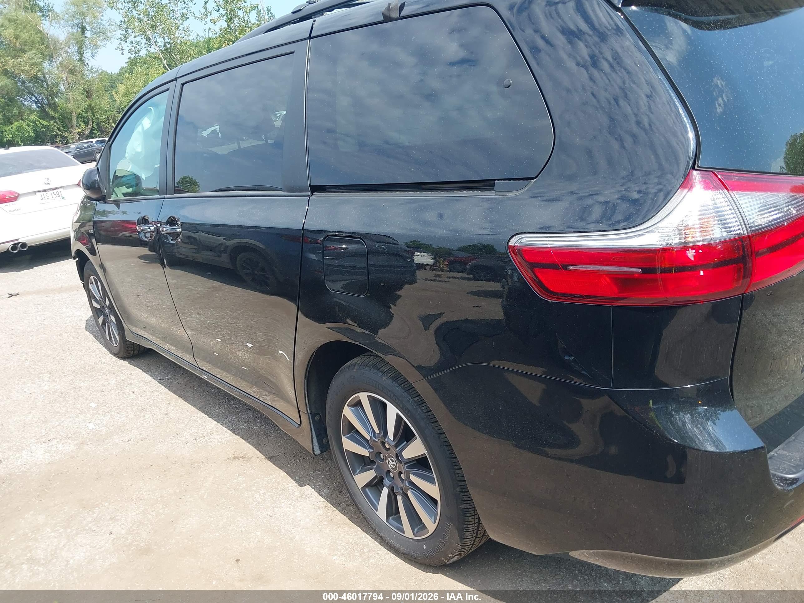 2020 TOYOTA SIENNA XLE