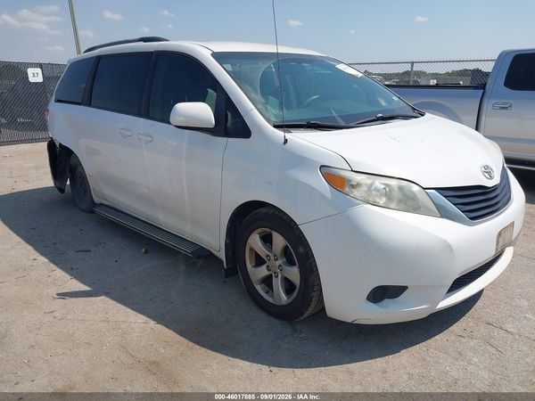 2013 TOYOTA SIENNA LE V6 8 PASSENGER — I1