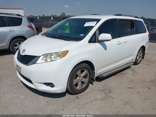 2013 TOYOTA SIENNA — I2