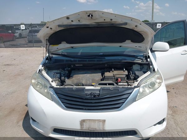 2013 TOYOTA SIENNA LE V6 8 PASSENGER — I10