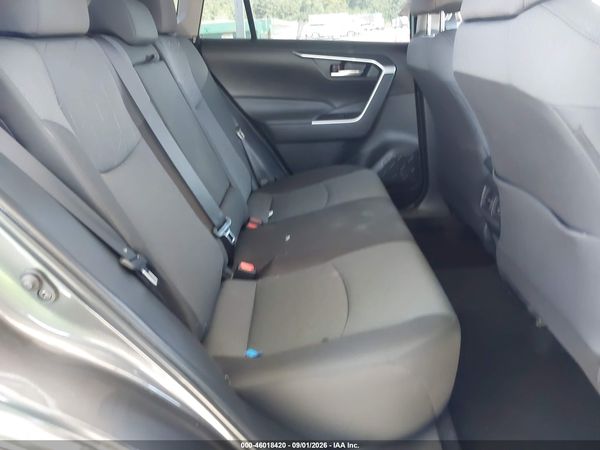 2025 TOYOTA RAV4 XLE — I8