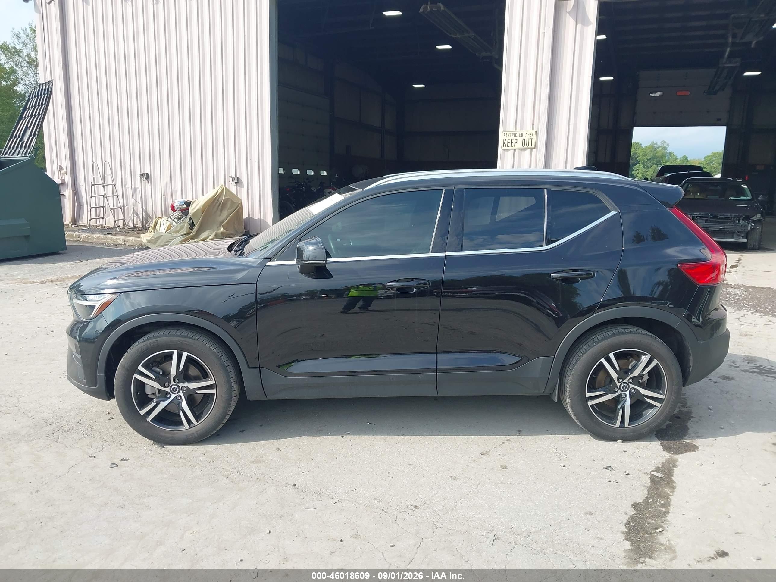 2024 VOLVO XC40