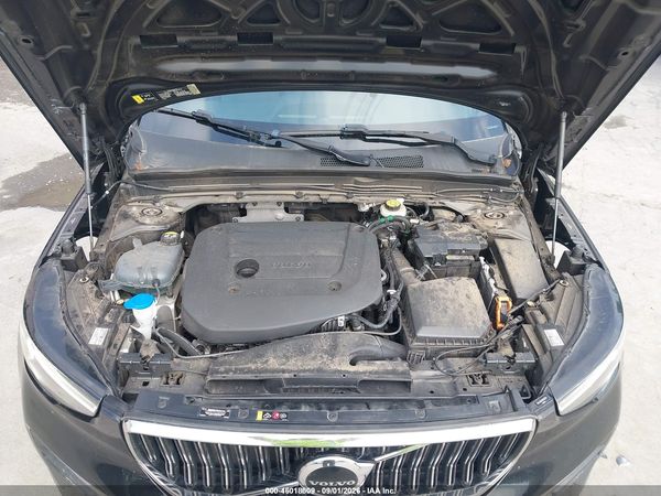 2024 VOLVO XC40