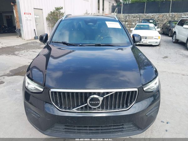 2024 VOLVO XC40